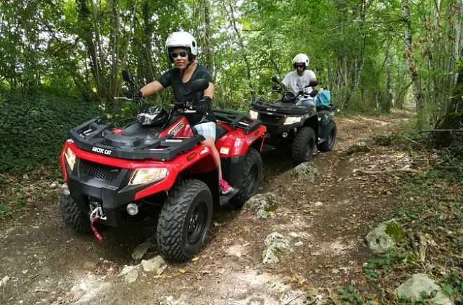 Tour de quad em Bergerac: Vinhedos e castelos, 3 horas