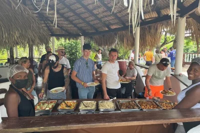 Explora el mercado de higuey, una fábrica familiar de puros y los campos de caña de azúcar antes de disfrutar un almuerzo dominicano junto al río chavón. reserva con guía y transporte incluidos.