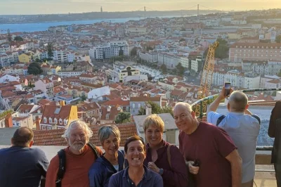 Scendi dall’aereo a lisbona, assaggia i pasteis de nata freschi e scopri i vicoli di alfama con una guida locale—ritiro in aeroporto incluso per il tuo scalo.