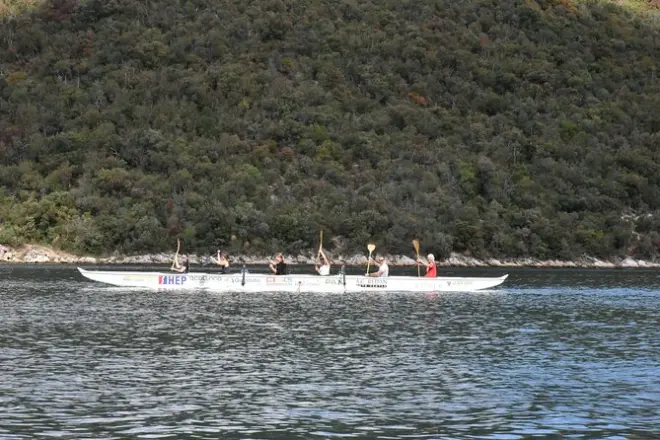 Lim Bay en pirogue hawaïenne : Canoë traditionnel en Istrie