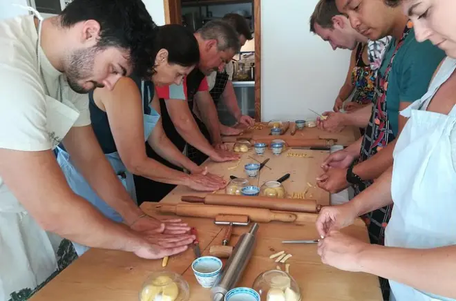 Aula de culinária de massa com almoço no lago de Garda