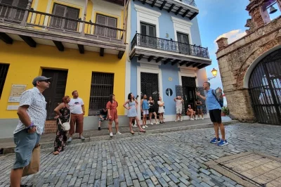 Disfruta la hora dorada recorriendo las coloridas calles del viejo san juan, visita guiada al castillo san felipe del morro y la catedral, termina en plazas animadas cerca de restaurantes.