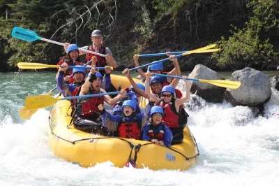 Erlebe wildwasser-rafting am kananaskis river mit erfahrenen guides, tierbeobachtungen und kompletter ausrüstung. inklusive abholung ab banff oder canmore und snacks nach dem abenteuer.
