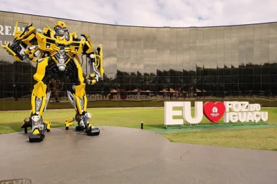 Erlebe die kraft der iguazu-wasserfälle, genieße drinks in der eisigen ice bar und entdecke lebensechte wachsfiguren – mit hoteltransfer und lokalem guide ab foz do iguaçu oder puerto iguazú.