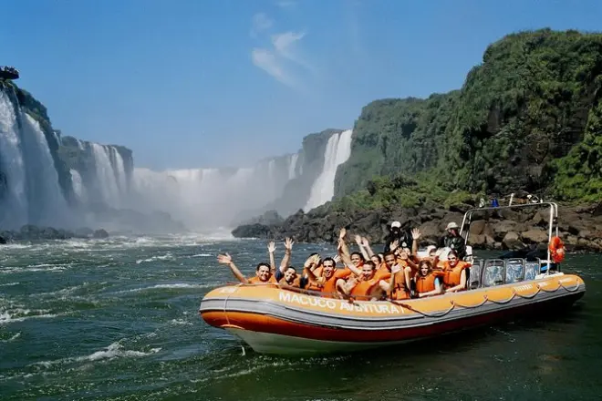 Cataratas del Iguazú Brasil: Paseo en helicóptero, barco y aves