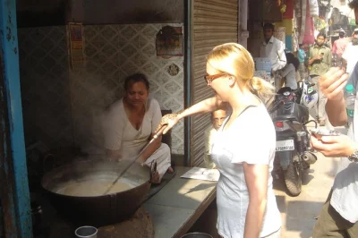 Découvrez le vieux delhi avec un guide local, dégustez la street food, explorez le marché aux épices khari baoli, faites un tour en rickshaw et partagez un repas maison dans une haveli.