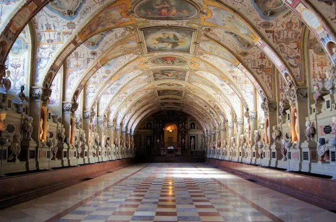 Munich Residenz Palace Tour: Private Guide & Treasury