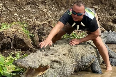 Erlebe den nervenkitzel am tarcoles fluss in costa rica mit jason vargas, dem echten crocodile man, und entdecke wilde krokodile hautnah bei einer geführten bootstour.