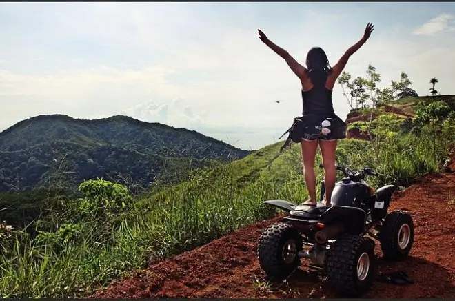Aventura combinada de tirolesa y ATV en Jaco