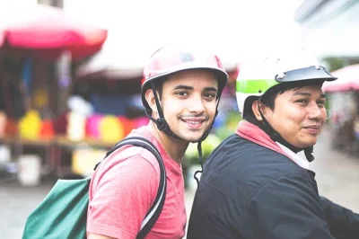 Erlebe hanoi hautnah bei einer motorbike food tour – erkunde das old quarter, überquere die long bien brücke und genieße authentisches streetfood mit hoteltransfer inklusive.