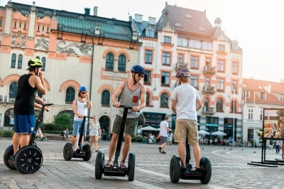 Descubre krakovia en segway por el casco antiguo y el barrio judío, con historias de un guía local, paradas para fotos y ruta flexible. incluye entrenamiento.