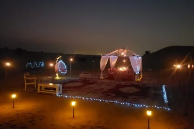 Découvrez les dunes rouges de dubaï avec un dune bashing privé, une balade à dos de chameau et un dîner barbecue sous les étoiles. transfert inclus, sandboard et guide local.