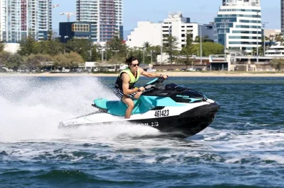 Erlebe eine 1,5-stündige jet-ski-tour von der gold coast zur south stradbroke island mit halt an der tipplers bar. inklusive kompletter sicherheitsausrüstung und lokaler begleitung.