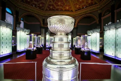 Erlebe die hockey hall of fame in toronto hautnah, teste dein können auf der interaktiven eisfläche, rufe legendäre spielzüge auf und mach ein foto mit dem stanley cup. eintritt inklusive.