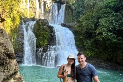 Découvrez les chutes nauyaca, nagez à portalon, savourez une noix de coco fraîche à playa linda et flânez dans le village de surf dominical, le tout en petit groupe avec déjeuner inclus.