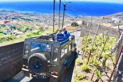 Descubre madeira en un tour privado en jeep 4x4, visitando lugares como porto moniz y pico do arieiro. incluye recogida en hotel, guía local y paradas flexibles.