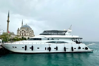 Découvrez istanbul depuis le bosphore en yacht, savourez un café turc, explorez kanlica côté asiatique et profitez de snacks locaux avec un guide du coin.