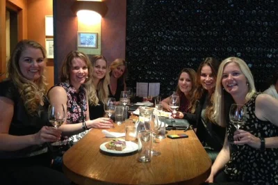 Descubre praga con un paseo tranquilo, historias de un guía local y una cata de vinos en una auténtica vinoteka checa, con snacks y bebidas incluidos.