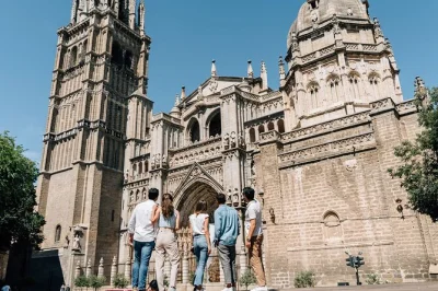 Explorez toledo, sa cathédrale gothique, son quartier juif et ses ruelles envoûtantes lors d’une excursion d’une journée au départ de madrid. entrées, guide et transport inclus, avec temps li