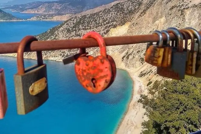 Kefalonia private tour: Melissani Lake, Drogarati Cave & Myrtos