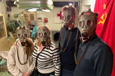 Descubre la historia comunista de praga, disfruta un almuerzo típico de los 70 y visita un auténtico búnker nuclear de la guerra fría con guía local en grupo reducido.