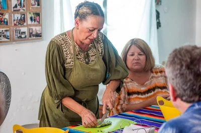 Descubra a cozinha típica de cozumel, faça compras no mercado local e prepare receitas de família com josefina ou seu filho. aula em grupo pequeno, bebidas inclusas, reserve já.