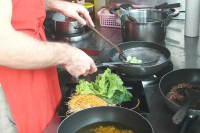 Découvrez siem reap en commençant par une balade au marché local avec un chef khmer. choisissez vos plats préférés, cuisinez-les puis savourez vos créations.