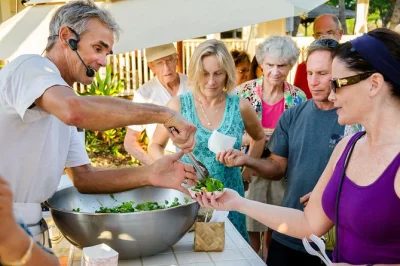 Entdecke kauais viertel bei einer lokalen food tour mit kostproben aus familiengeführten läden und food trucks. inklusive drinks, verkostungen und einem sympathischen guide.