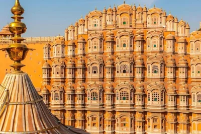 Scopri jaipur con un tour privato in auto: forte amber, jal mahal, hawa mahal e mercati locali. include pickup in hotel e guida esperta.