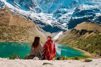 Frühstart in cusco zum geführten humantay-see trek, frühstück in mollepata und steiler aufstieg zu türkisblauem wasser. inkl. hotelabholung, eintritt und mittagessen.