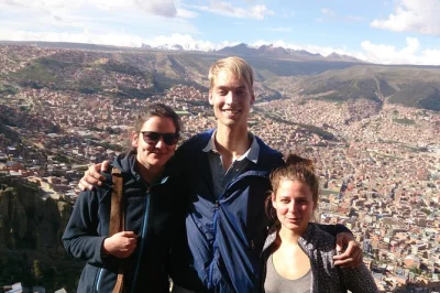 Sobrevuela la paz en teleférico, descubre el arte vibrante del cementerio y conoce a un chamán local en el alto—incluye entradas y guía bilingüe.