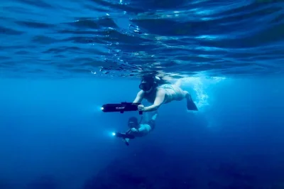 Explore turtle town em maui com um tour guiado de snorkel usando e-scooter, grupo pequeno e opção de fotos em hd. equipamento e guia local inclusos.