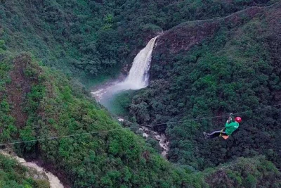 Vive la emoción de la tirolesa más alta de colombia, camina hasta una imponente cascada de 100m y disfruta de una comida local, con recogida privada en medellín y guías expertos.
