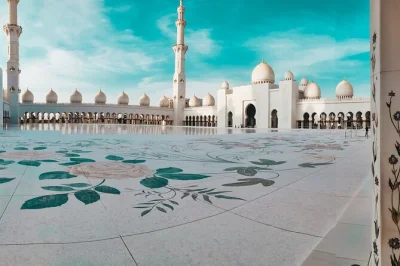 Découvrez abu dhabi en une journée depuis dubaï : grande mosquée sheikh zayed, balade sur la corniche, arrêt photo à ferrari world et prise en charge facile avec un guide local.