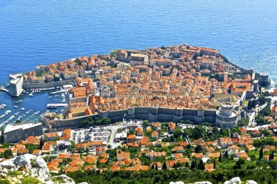Descubre las mejores vistas de dubrovnik en furgoneta con un guía local, 4 paradas para fotos incluyendo la colina srdj y la playa sveti jakov, y relatos de la guerra yugoslava. recogida incluida.