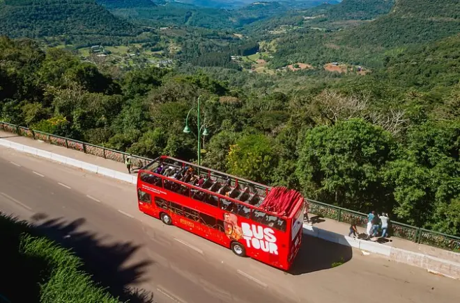 Bus hop-on hop-off à Gramado : Plus de 25 arrêts, montées illimitées