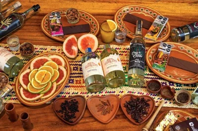 Scopri i sapori di oaxaca con una degustazione guidata di mezcal artigianale e cioccolato messicano premiato, accompagnati da snack locali, cocktail stagionali e racconti unici. include cinque tipi di