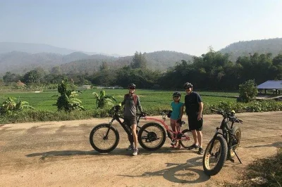 Disfruta de un paseo guiado en e-bike por las colinas, templos en el bosque y pueblos tranquilos de nam phrae cerca de chiang mai. incluye recogida en hotel y almuerzo.
