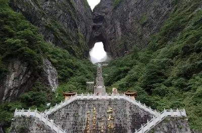 Tianmen-Berg Glasweg Tagestour mit privatem englischsprachigem Guide