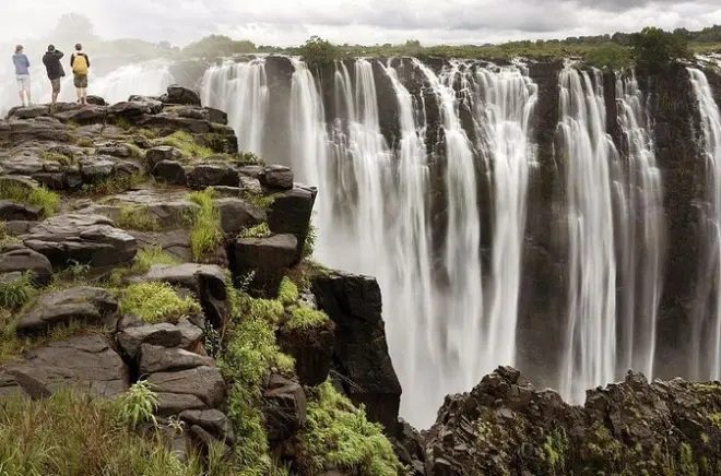 Victoria Falls guided tour both sides: Walk the Knife Edge Bridge