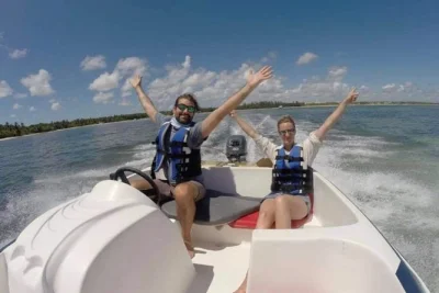 Sinta a adrenalina pilotando seu próprio speed boat em punta cana até o recife bávaro, mergulhe com peixes coloridos e relaxe na piscina natural. inclui transporte e bebidas.