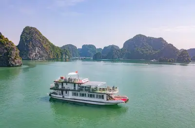 Kayaking Lan Ha Bay: Swimming, cooking class & overnight junk