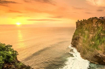 Descubre los acantilados de uluwatu al atardecer, disfruta la danza de fuego kecak, pasea por la playa padang padang y termina con una cena de mariscos en jimbaran. incluye recogida.