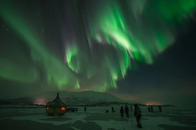 Siente la emoción de cazar auroras boreales en abisko con equipo fotográfico, ropa térmica y guía local, además de snacks y regreso flexible incluidos.