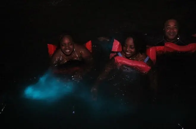 Laguna Luminos desde Falmouth: Agua bioluminiscente por la noche