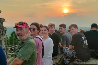 Scopri la magia di angkor wat, esplora le radici intrecciate di ta prohm e goditi il tramonto da phnom bakheng con guida locale e trasferimenti inclusi.