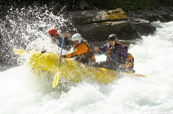 Six Mile River Rafting: Class IV Whitewater near Hope