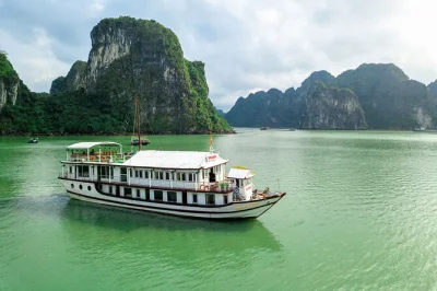 Ha long bay erleben: kajak fahren bei perlenfarmen, sung sot höhle entdecken und sonnenuntergang mit cocktails genießen. inklusive hoteltransfer und vollverpflegung an bord.