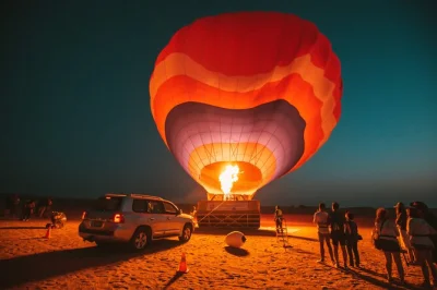Admirez le lever du soleil sur le désert de dubaï en montgolfière, puis faites du quad, montez à dos de chameau et savourez un petit-déjeuner bédouin—transferts et guide inclus.