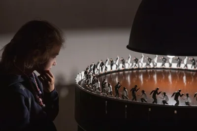 Descubre el museo nafilm en praga con entrada sin colas, exhibiciones interactivas, efectos de sonido y crea tu propia película en una experiencia única.